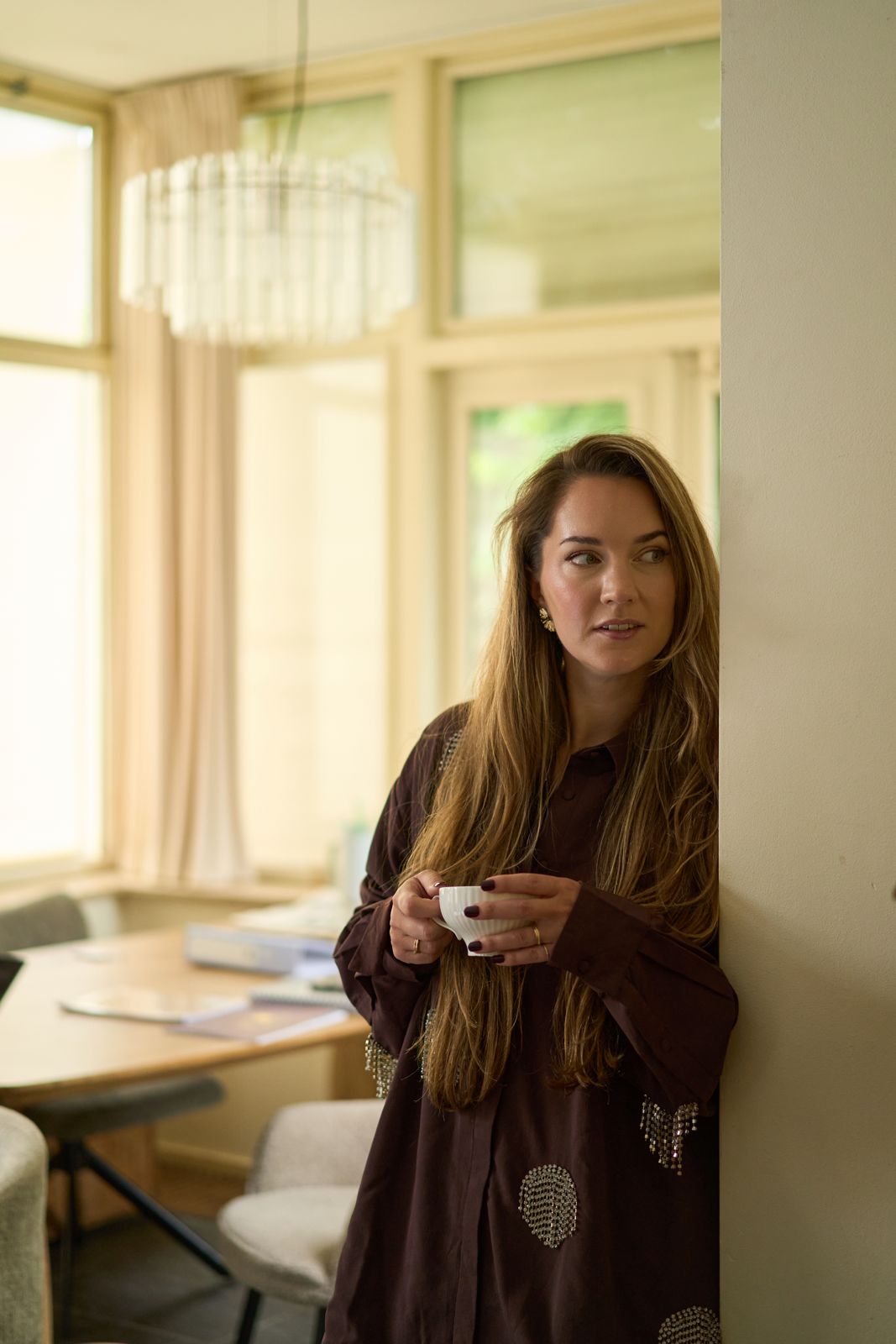 Lianne met een kop koffie in haar werkkamer